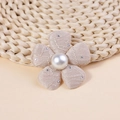 Fiore in tessuto trapuntato beige con mini strass e perla centrale decorativa - Beige (#10)