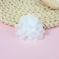 Zarte 5 cm weiße Chiffon-Blume für Kinderhaarschmuck mit mehrlagigen Blütenblättern - Reinweiß