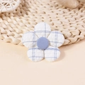Accessorio floreale 3D in tessuto fatto a mano con petali a quadretti blu e cuore blu - Gingham Blu Chiaro (#3)
