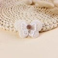 Crème beige vlinderaccessoire van stof met kantborduurwerk en bruine pompon detail - Kanten Borduurvlinder (#6)