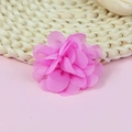 Roze chiffon bloem haaraccessoire voor meisjes met 3D gelaagde bloemblaadjes - Rozerood