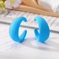 Boucles d'oreilles épaisses bleu vif en forme de C avec fini mat sur fond élégant - Bleu ciel