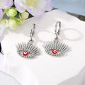 Détail de boucles d'oreilles œil du démon argentées avec pupilles rouges et cristaux - Oeil Rouge Blanc Argent