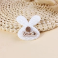 Witte kanten konijnen haaraccessoire met bruine pompon en Smile-label voor DIY-werk - Witte Kant Konijn (#11)