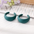 Vue rapprochée de boucles d'oreilles créoles en C vert foncé mat avec tiges en argent - Vert Foncé