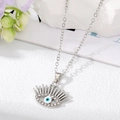 Dettaglio ravvicinato della collana Occhio del Diavolo con strass e finitura argento - Collana Occhio di Ciglia Bianco Verde Argento