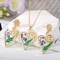 Détail du pendentif et boucles d'oreilles cœur avec fleurs séchées violettes et résine - Collier et boucles d'oreilles / Style Fleur Violet