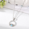 Detailansicht der Evil Eye Halskette mit glitzernden Wimpern an silberner Kette - Rund Weiß Blau Wimpern Auge Halskette