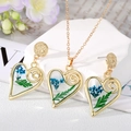 Parure collier et boucles d'oreilles cœur avec fleurs séchées bleues en résine dorée - Collier et boucles d'oreilles / Style Fleur Bleue
