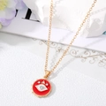 Detailansicht der Evil Eye Halskette mit roter Emaille und Zirkon auf Naturstein - Rote Halskette