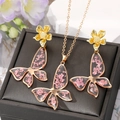 Parure di gioielli a farfalla dorata con fiori secchi rosa con collana e orecchini a perno - Collana e Orecchini Farfalla Rosa