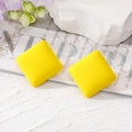 Orecchini a perno quadrati giallo macaron opaco geometrici per donna su sfondo floreale chic - Giallo
