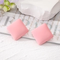 Orecchini a perno quadrati rosa opaco in tonalità pastello su elegante base di marmo - Rosa