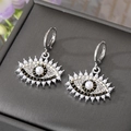 Dettaglio orecchini a cerchio occhio del diavolo con perla centrale e cristalli su grigio - Strass Nero Argento (5)