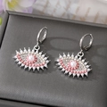 Dettaglio degli orecchini a occhio con cristalli rosa e perle bianche su scatola portagioie - Strass Rosa Argento (6)