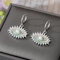 Dettaglio di orecchini occhio di Allah in argento con perle e cristalli colorati - Strass Verde Argento (7)
