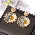 Fashion gold alloy earrings with real white daisy flowers and pearls in clear resin - White Round Artificial Pearl Flower