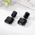 Detalle de pendientes de cristal negro cuadrado con engaste de garras plateadas en blanco - Negro