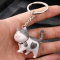 Schattige grijs-wit gestreepte kitten sleutelhanger met een rode halsband - Grijze Dikke Kat