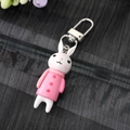 Detail van een schattige witte konijnen sleutelhanger met roze jurk en metalen karabijnhaak - Roze Konijn