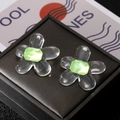 Pendientes de flores de resina transparente con gema verde sobre estuche de joyería - Botones de Flor Verde / Verde