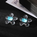 Pendientes de flores de resina transparente con una gema cuadrada azul claro al centro - Pendientes de flor azul / Azul