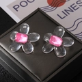 Pendientes de flores de resina transparente con cristal rosa rectangular, vista de 45 grados - Pendientes de Botón de Flor Rosa / Rosa