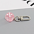 Detailansicht eines rosa Acryl-Würfel-Schlüsselanhängers mit silbernem Metallkarabiner - Rosa Würfel