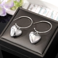 Pendientes de corazón plateados pulidos con acabado espejo en expositor de joyas - Plateado