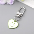 Dettaglio portachiavi a forma di cuore verde con smiley e moschettone a D argento - Verde Bianco Cuore Sorriso