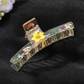Vue détaillée de la pince à cheveux transparente avec de vraies fleurs de marguerites - Fleur Jaune
