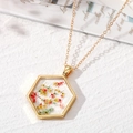 Détail macro du pendentif hexagonal doré avec de véritables fleurs séchées colorées - 2# Petites Fleurs Colorées