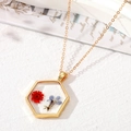 Vue macro du pendentif hexagonal en résine avec fleurs séchées et chaîne dorée - 3# Fleurs Rouges & Bleues