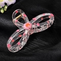 Nahaufnahme einer großen Harz-Haarklammer mit eingebetteten rosa Trockenblumen und Gänseblümchen - Transparentes Epoxid Trockenblume (4#) / Rosa Chrysantheme