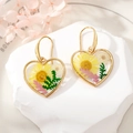 Boucles d'oreilles cœur en résine avec fleurs séchées réelles et crochets dorés - Grande Chrysanthème Jaune Petite Fleur Blanche (3#)