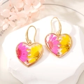 Détail de boucles d'oreilles en cœur avec fleurs séchées et accents de cristaux - Marguerite Jaune Violette Moitié (4#)