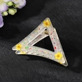 Matte Dreieck-Haarklammer mit eingebetteten Trockenblumen und Metallfeder-Detail - Gelbe Blume