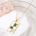 Détail du pendentif carré en résine avec de vraies fleurs vertes et une monture dorée - Deux petites fleurs vertes (3#)