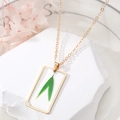 Gros plan sur collier doré bohème avec pendentif carré en résine et vraies feuilles vertes - Fougère 2 feuilles vertes (4# 2 feuilles vertes)
