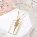 Détail du collier pendentif carré doré avec une vraie feuille verte préservée en résine - Style de feuille séchée nervurée (6# Feuille séchée)