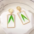 Handgemaakte oorbellen met groen blad in gouden frame en ronde gehamerde metalen knop - Stijl 4 Twee groene bladeren
