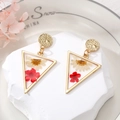 Golden triangle earring set with white daisy and red dried flowers in clear resin - Triangular Red Pressed Flower Earrings
