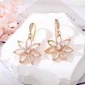 Elegantes pendientes de flores doradas con cristales claros sobre fondo de piedra blanca - Gancho de Flor Transparente Fila de Diamantes / Transparente