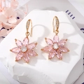 Elegantes pendientes dorados con pétalos de marquesa rosa y cristales sobre piedra - Gancho de Flor Rosa Fila de Diamantes / Rosa