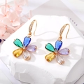 Primer plano de pendientes de flores de cristal de colores con ganchos dorados en piedra - Gancho de Flor Multicolor Fila de Diamantes / Multicolor