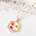 Collier bohème hexagonal en résine dorée avec fleurs séchées rouges et feuilles vertes - 7# Fleurs Rouges & Jaunes