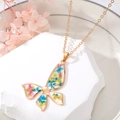 Gros plan du pendentif papillon doré avec fleurs séchées colorées en résine claire - 1# Papillon avec Imprimé Floral