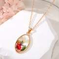 Détail d'un pendentif ovale en résine avec fleurs séchées, feuilles d'or et chaîne dorée - 3# Fleur Ovale Rouge et Blanche