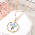 Vue macro détaillée d'un collier pendentif rond doré avec une véritable fleur séchée bleue - 4# Fleur Bleu Clair