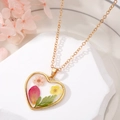 Détail macro du pendentif en cœur en résine avec de vraies fleurs séchées et chaîne dorée - 7# Fleur Jaune Blanche Forme de Coeur